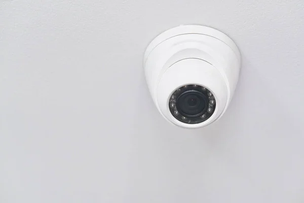 Modern Binanın Beyaz Tavanında Kapalı Devre Televizyon — Stok fotoğraf