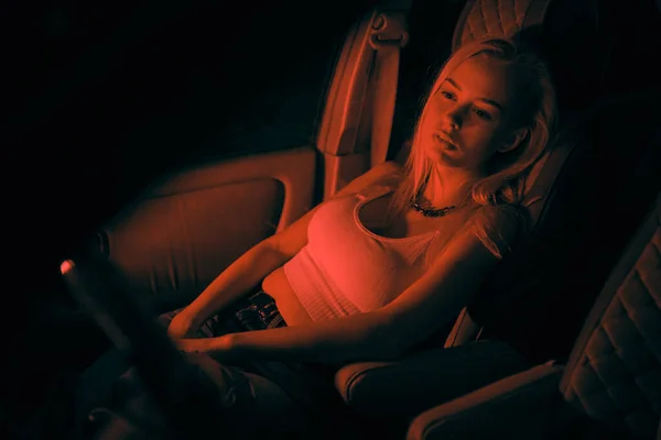 ヨーロッパの外観の美しい女の子が車の助手席に座って窓を見て — ストック写真