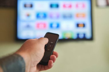 Multimedya yayın konsepti. Uzaktan kumandalı. Bir sürü resimli TV ekranı.