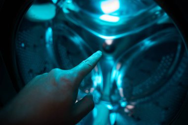 İçerideki bir el yıkama makinesi mavi ışığı işaret ediyor, gelecek, bilim kurgu, konsept