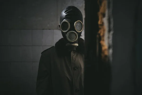 Homem Com Máscara Gás Dentro Edifício Antigo Espreitar Esquina Bom — Fotografia de Stock