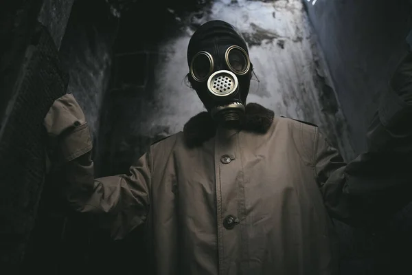 Homem Com Máscara Gás Dentro Edifício Antigo Espreitar Esquina Bom — Fotografia de Stock