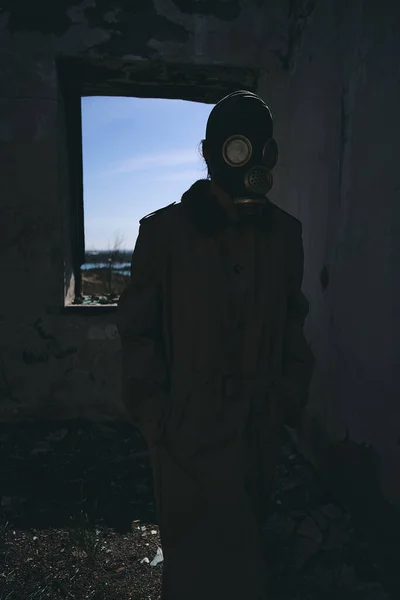 Ένας Άντρας Μάσκα Αερίου Μπαίνει Ένα Παλιό Κτίριο Χέρια Τσέπες — Φωτογραφία Αρχείου