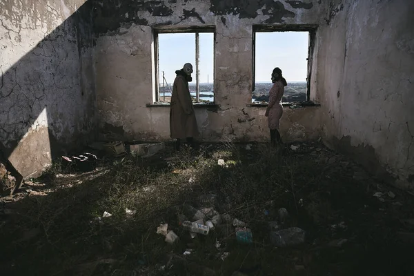 Два Человека Парень Девушка Противогазах Стоят Заброшенном Доме Рядом Окном — стоковое фото