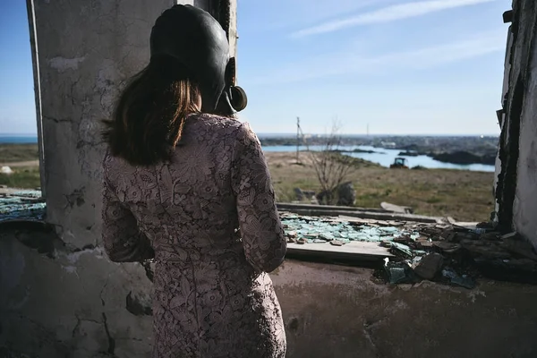 Una Chica Con Una Máscara Gas Para Edificio Abandonado Mira —  Fotos de Stock