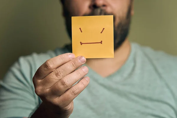 수염을 남자는 불행한 미소와 오렌지 스티커를 스톡 사진