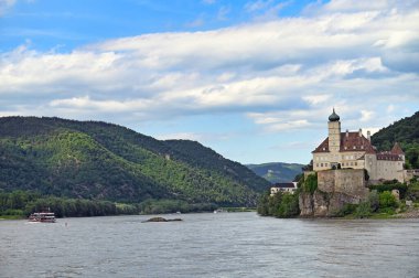 Wachau Vadisi 'ndeki Tuna Nehri üzerindeki Schonbuhel şatosu