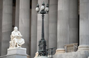 Viyana'daki Avusturya Parlamentosu önünde heykeli