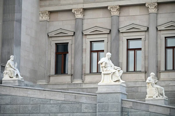Три Статуи Перед Австрийским Парламентом Вене — стоковое фото