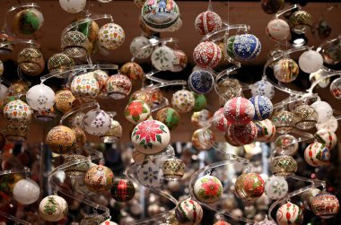 Parlak Noel süsleri ve dekorasyon arka planı