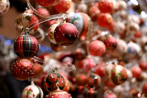 红色闪亮的圣诞饰物和装饰节日背景 — 图库照片