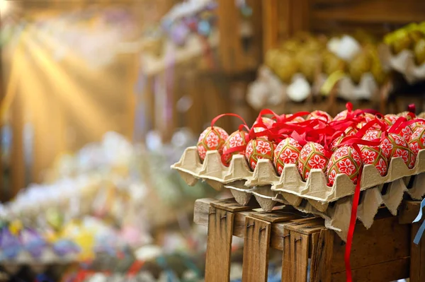 Καλάθι Πολύχρωμα Και Βαμμένα Πασχαλινά Αυγά Στην Αγορά Της Βιέννης Royalty Free Φωτογραφίες Αρχείου