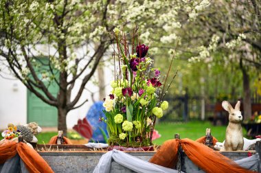 Kırsaldaki Paskalya tavşanlarının çiçek ve figürleri