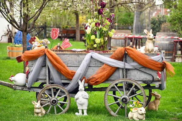 Vozík Květinami Figurkami Velikonočních Králíků Venkově — Stock fotografie