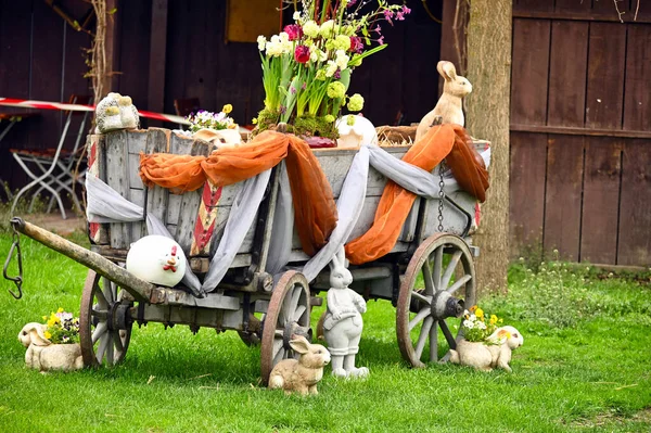 Vagn Med Blommor Och Siffror Påskhare Gården — Stockfoto