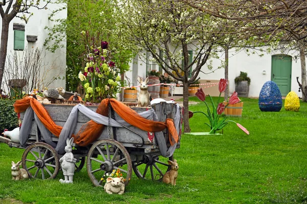 农场春天的花车和复活节兔子的雕像 — 图库照片