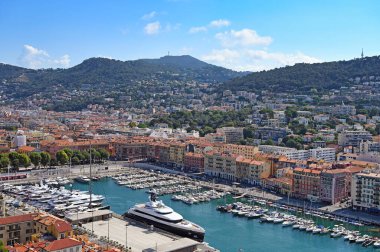 Nice Fransa yaz mevsiminde yatları ve yelkenlileri olan liman