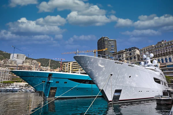 摩纳哥夏季有豪华游艇和帆船的港口 — 图库照片