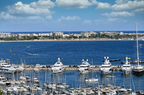 法国戛纳夏季有游艇停靠的港口 — 图库照片