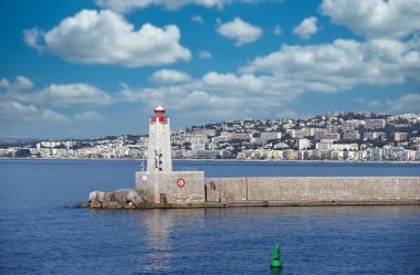 Güzel kasaba Fransa 'daki deniz feneri manzarası