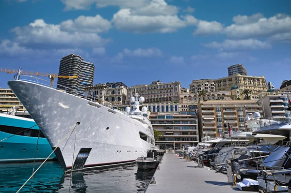 摩纳哥拥有豪华游艇和帆船的港口 — 图库照片