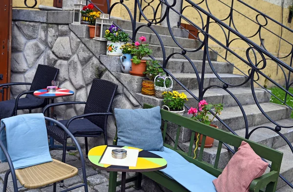 布拉迪斯拉发有花的咖啡台和楼梯 — 图库照片