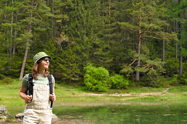 Дівчина Рюкзаком Сонцезахисними Окулярами Зеленому Озері Австрії — стокове фото