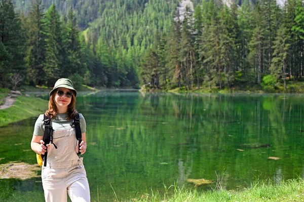 Дівчина Рюкзаком Зеленому Озері Австрії — стокове фото