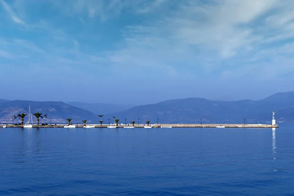 Небольшие Белые Лодки Синее Море Гавани Нафплио Греция — стоковое фото