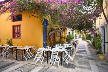 Nafplion şehrinin dar sokaklarında Bougainvillea çiçekleriyle dolu restoran ve evler.