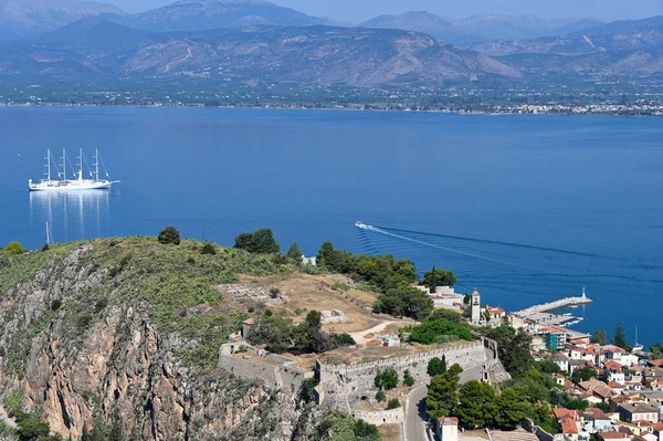 Nafplio, Moreloponnese, Yunanistan 'daki Akronafplia kalesi ve yelkenli gemisi