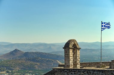 Yunanistan 'ın Nafplio kentindeki Palamidi kalesinde Yunan bayrağı