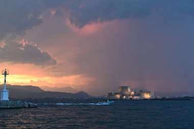 Nafplio 'da Bourtzi Şatosu' nun üzerinde gün batımı