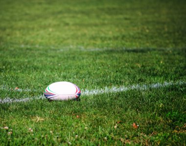 Yeşil saha sporunda ragbi topu