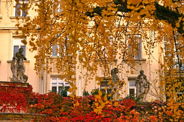 Old Statues Colorful Autumn Foliage Park Vienna Austria — Stock Photo, Image