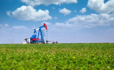 Saha petrolü sanayisi arazisinde kriko pompala