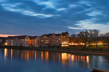 Regensburg Almanya 'sında gece vakti güzel eski binalar