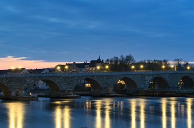Regensburg Almanya 'sında gece taş köprü