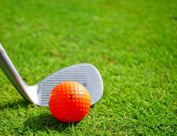 Golfschläger Und Orangefarbener Golfball Hautnah — Stockfoto