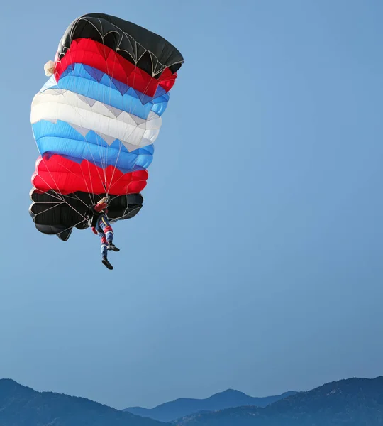 跳伞运动员在蓝天跳伞极限运动 — 图库照片