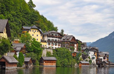 Avusturya Alplerinde Hallstatt köyü ve Hallstatter Gölü