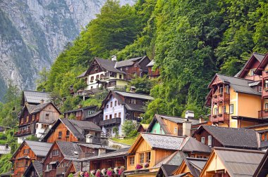 Avusturya 'nın Hallstatt köyünde güzel eski ve renkli evler