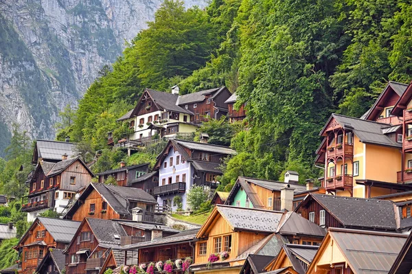 Avusturya 'nın Hallstatt köyünde güzel eski ve renkli evler
