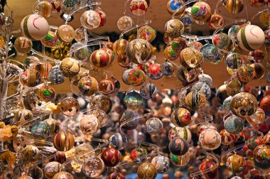 Parlak renkli Noel süslemeleri tatil sezonu 