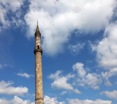 Macaristan 'da bulutlu ünlü minare ve mavi gökyüzü