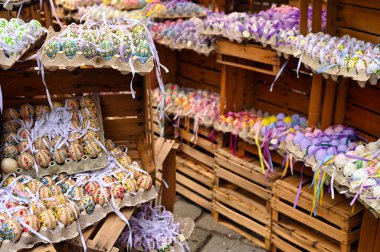 Viyana Avusturya 'da güzel renkli ve boyalı Paskalya yumurtası pazarı