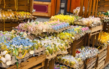 Viyana 'daki geleneksel pazarda sepette renkli paskalya yumurtaları