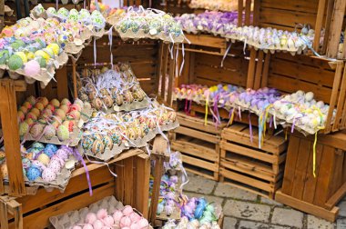 Viyana 'daki geleneksel pazarda sepete boyanmış Paskalya yumurtaları. 