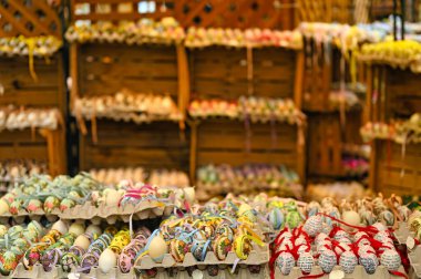 Viyana 'daki geleneksel pazarda renkli paskalya yumurtaları sepette