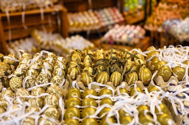 Viyana 'daki geleneksel pazarda altın Paskalya yumurtaları sepette 